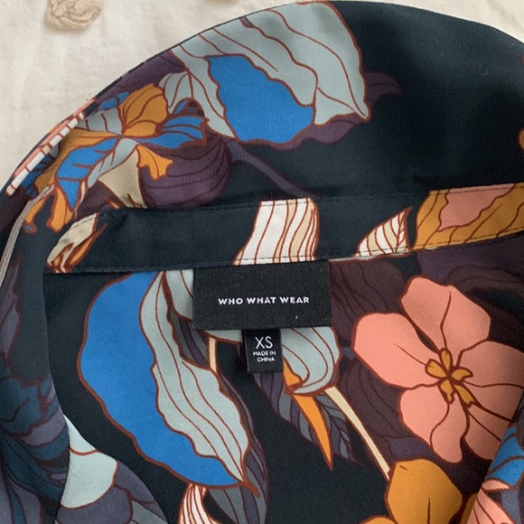 Beautiful button up - Picture 3 of 3